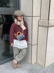 Bambina alla moda con borsa boston blu, basco leopardato e cardigan in maglia stile street