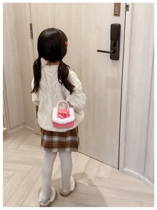 Détail du sac tricoté rose pour fille avec poignée en perles et bordure en peluche