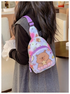 Détail de la sangle violette réglable et des motifs animés sur un sac à bandoulière enfant