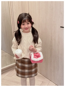 Détail d'un sac à main rose pour fille avec poignée en perles et bordure en peluche douce