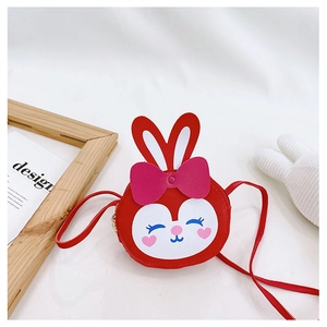 Détail du sac à bandoulière rouge pour enfants avec oreilles de lapin et nœud rose