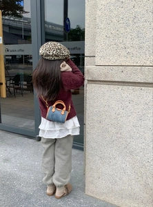 Dettaglio della mini borsa a cilindro color-block con outfit autunnale da bimba e basco
