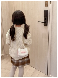 Détail du sac enfant à carreaux rose avec anse perle, fourrure et chaîne dorée