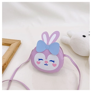 Détail du sac à bandoulière lapin violet avec nœud bleu sur fond en peluche blanc