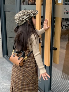 Mini borsa a cilindro di moda e basco leopardato indossati da una bambina modella