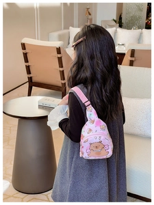 Vue arrière d'une fille portant un sac de poitrine rose avec motif ours et sangle réglable