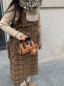 Completo bambina con abito scozzese, mini borsa a cilindro e accessori autunnali