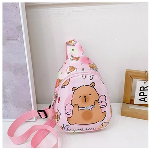 Détail du sac de poitrine rose pour enfants avec ours cartoon et sangle réglable