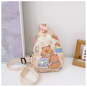 Détail du motif d'ours mignon sur un sac bandoulière rose avec bandoulière réglable