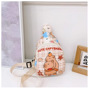 Vue détaillée du sac bandoulière beige à carreaux pour enfants avec imprimé capybara mignon