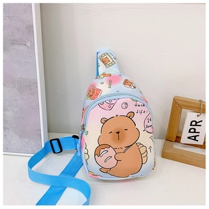 Détail de l'imprimé Capybara sur le sac de poitrine dégradé rose et bleu pour enfant