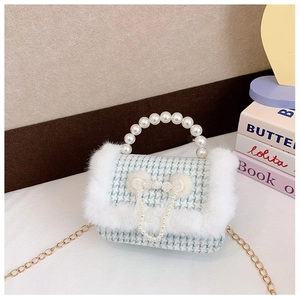 Détail du sac enfant en tweed bleu avec poignée en perles et bordure en fausse fourrure
