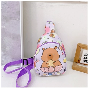 Détail du sac de poitrine violet pour enfants avec imprimé capybara et sangle réglable