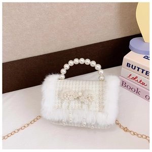 Détail du sac tweed blanc pour fille avec poignée en perles et bordure en peluche