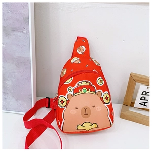 Détail du sac rouge pour enfants avec imprimé Capybara et motifs du Nouvel An chinois