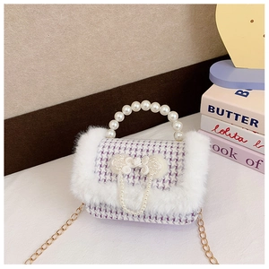 Détail du sac en tweed violet pour fille avec poignée en perles et bordure peluche