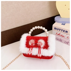 Détail du sac à main enfant en tricot rouge avec fourrure blanche, perles et nœuds chinois