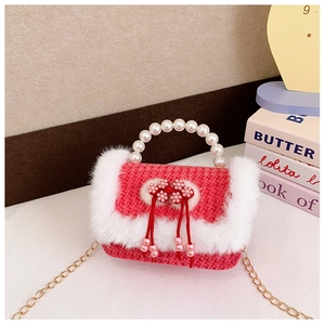 Vue détaillée du sac tricoté rouge pour enfants avec poignée en perles et fausse fourrure