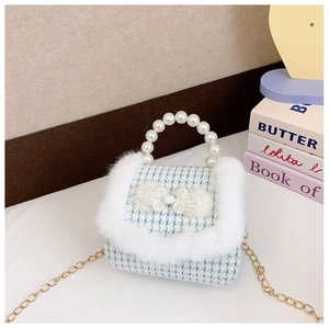 Détail du sac tweed pour fille avec bordure en fausse fourrure et poignée en perles