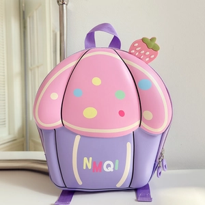 Vista dall'alto dello zaino per bambini a forma di cupcake con glassa rosa e fragola