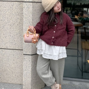 Cardigan in maglia bordeaux per bambina e mini borsa a contrasto in stile street fashion
