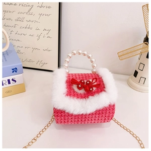 Détail du sac tricoté rose pour filles avec poignée perle et bordure en fourrure