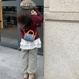 Mini borsa a cilindro in denim blu per bambini con manici in pelle marrone all'aperto