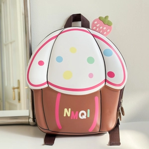 Dettaglio dello zaino per bambini a forma di cupcake con fragola e pois colorati