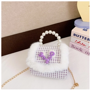 Détail du sac enfant en pied-de-poule violet avec bordure en fourrure et anse perle