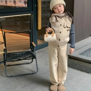 Completo bambina con gilet in maglia, pantaloni larghi e borsa a tracolla alla moda