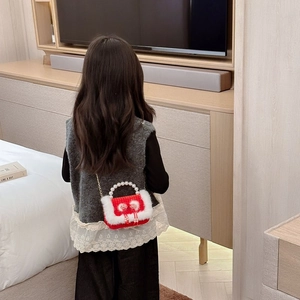 Sac à main rouge en peluche pour filles avec fourrure blanche, poignée perle et chaîne dorée