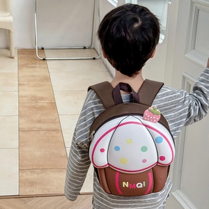 Zaino per bambini a forma di cupcake 3D con dettaglio fragola visto dal retro