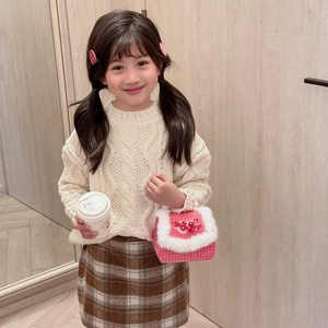 Sac à main rose en peluche pour filles avec perles et fleur sur une tenue élégante