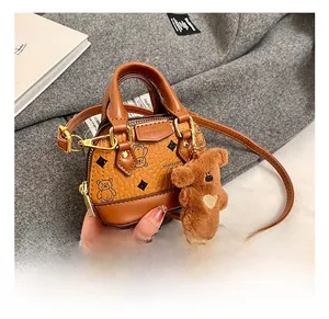 Détails de texture du mini sac marron avec imprimé ours et breloque en peluche