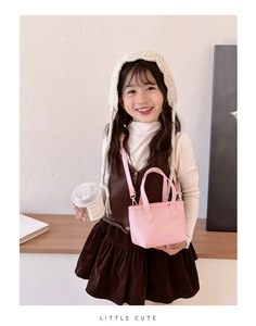 Détail du sac seau rose en cuir PU pour filles avec bandoulière et lettrage doré élégant