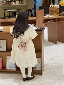 Mini sac coquillage rose pour filles avec motifs ours et bandoulière en cuir réglable