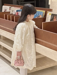 Détail du mini sac coquillage rose avec imprimé ours, porté par fille en robe brodée