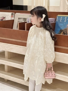 Gros plan sur la broderie florale de la robe évasée beige vintage pour filles