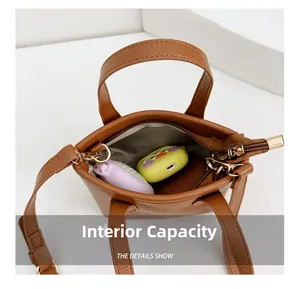 Détails de l'intérieur du sac seau en cuir marron montrant capacité et fermeture