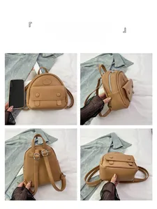 Vier-Winkel-Ansicht eines braunen Vintage-Mini-Rucksacks mit Druckknopftasche vorn
