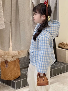 Détail d'une veste à capuche pour enfant à carreaux bleus avec grandes poches latérales