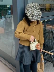 Gros plan du mini sac à main fleuri pour fille avec un joli pendentif d'ours