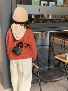 Détail du mini sac coquille noir pour enfants avec imprimé ours et garnitures dorées