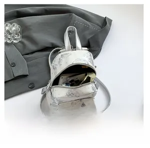 Detailansicht des Mini-Rucksacks mit Schmetterlingsdruck und Innenraum-Kapazität