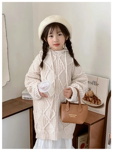 Détail du sweat à capuche long en tricot crème pour filles avec texture torsadée chic