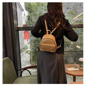 Khaki Mini-Rucksack aus Kunstleder mit geprägtem Rundlogo und verstellbaren Schultergurten