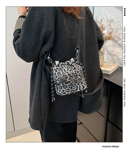 Dettaglio della borsa a secchiello leopardata con coulisse e tracolla regolabile