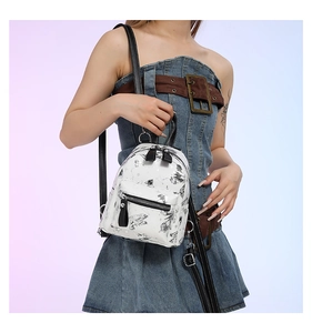 Detailansicht weißer Mini-Rucksack mit schwarzen Tiermotiven und Sternen-Prints