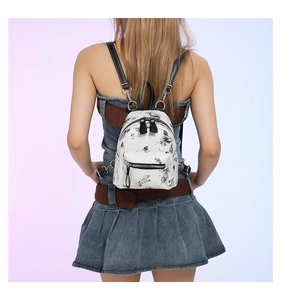 Nahaufnahme des weißen Mini-Rucksacks mit Raumschiff-Print auf dem Rücken