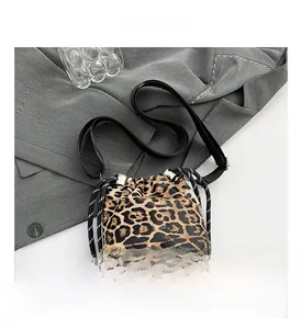 Dettaglio della borsa a secchiello leopardata con chiusura a coulisse e tracolla in pelle